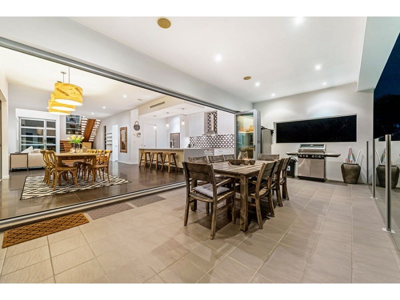 11 San Michele Court, Broadbeach Waters QLD 4218