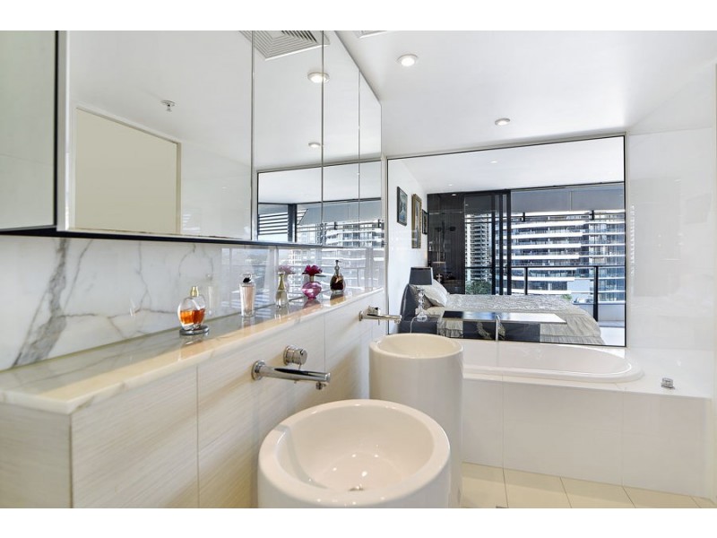701/1 Oracle Boulevarde, Broadbeach QLD 4218
