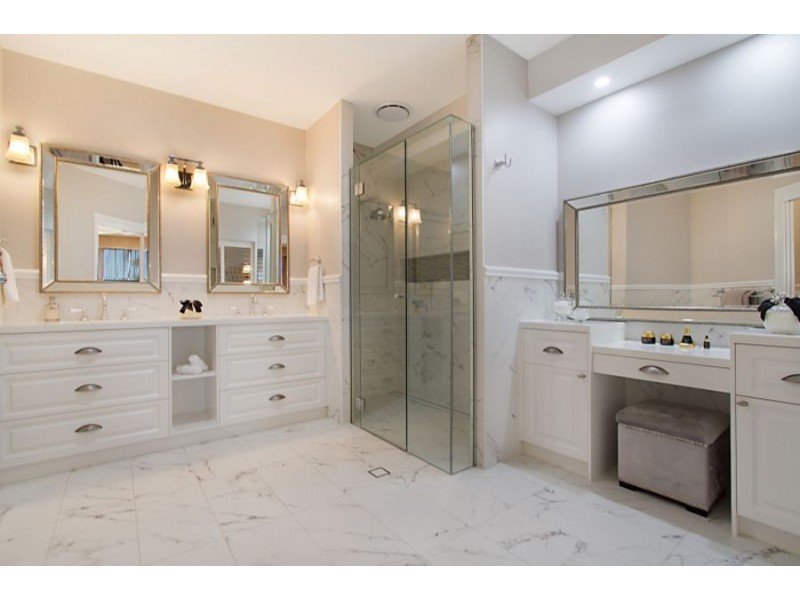 5 St Martin Place, Clear Island Waters QLD 4226