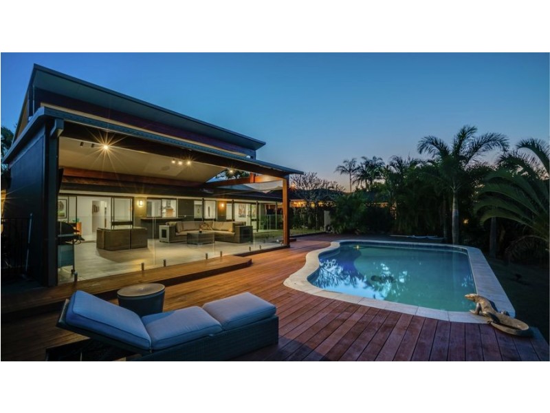 95 T E Peters Drive, Broadbeach Waters QLD 4218