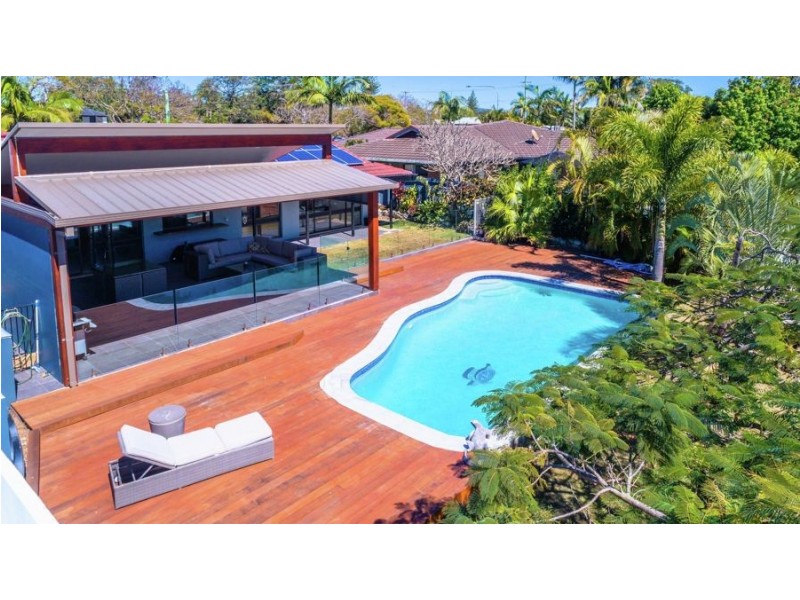 95 T E Peters Drive, Broadbeach Waters QLD 4218