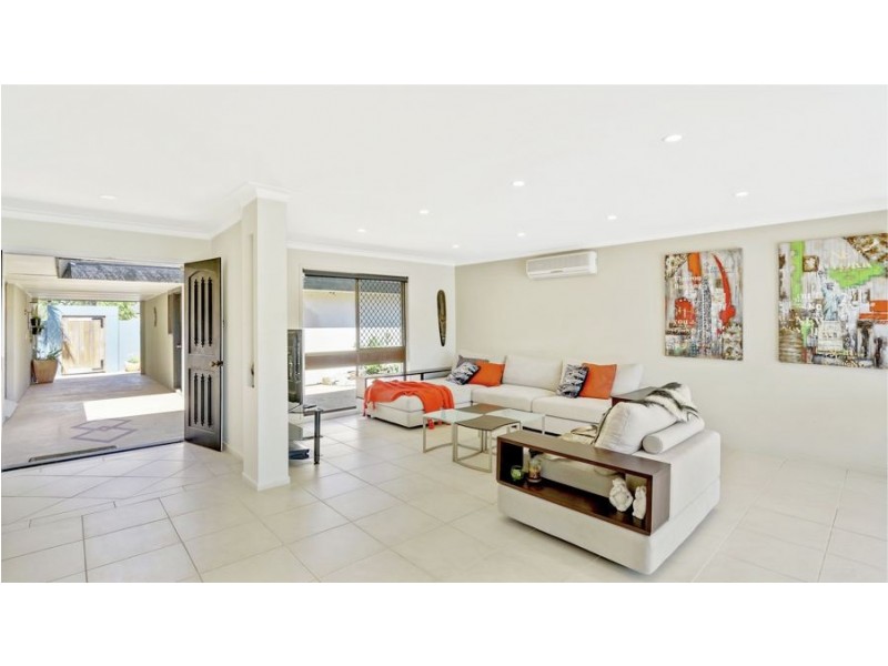 95 T E Peters Drive, Broadbeach Waters QLD 4218