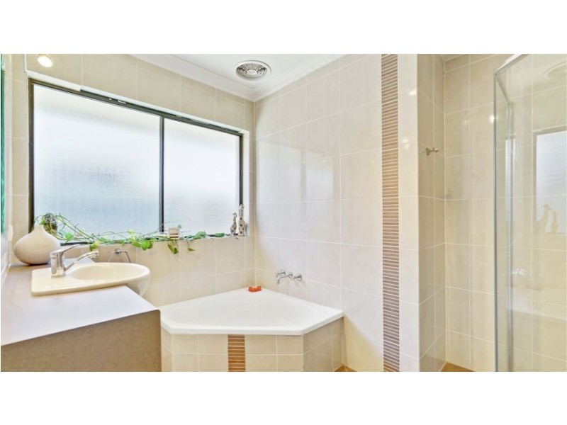 95 T E Peters Drive, Broadbeach Waters QLD 4218