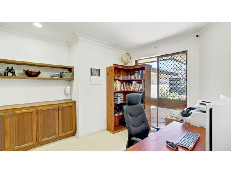 95 T E Peters Drive, Broadbeach Waters QLD 4218