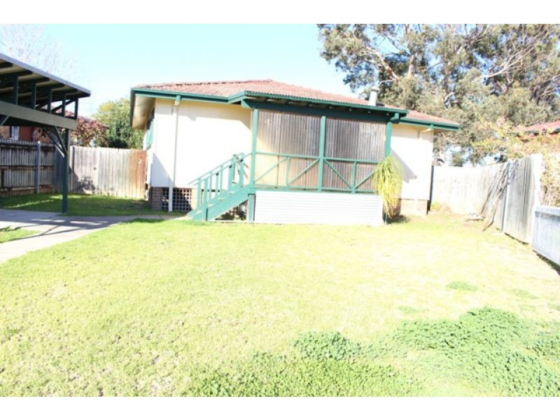 33 Tea Tree Cres, Macquarie Fields NSW 2564