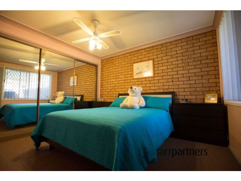 37 Cochrane St, Minto NSW 2566