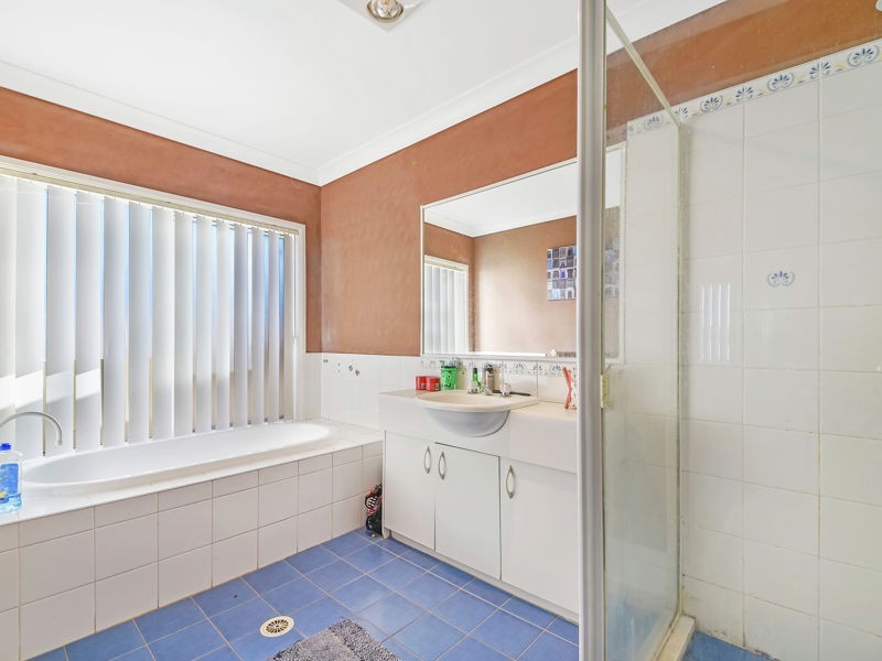 60 Crommelin Ave, St Helens Park NSW 2560