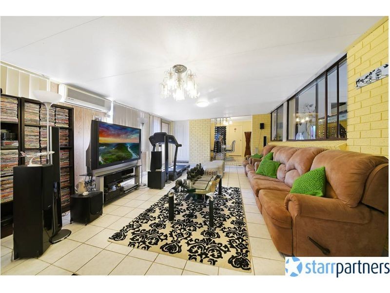 18 DUMFRIES ST, St Andrews NSW 2566