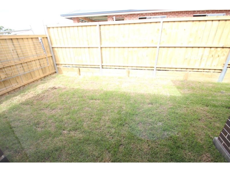 22 McCLINTOCK AVE, Minto NSW 2566