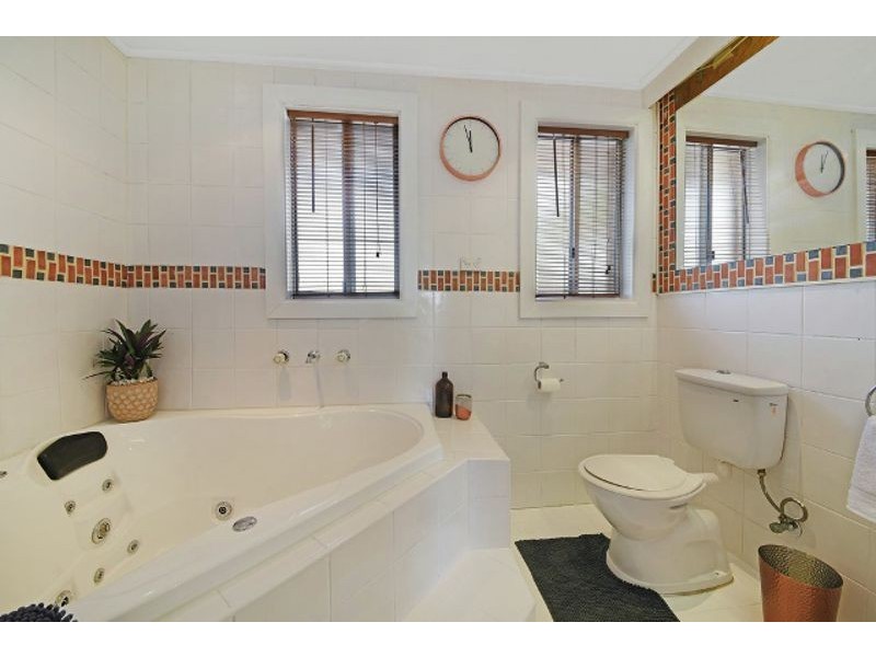 23 Falkands Ave, Bossley Park NSW 2176