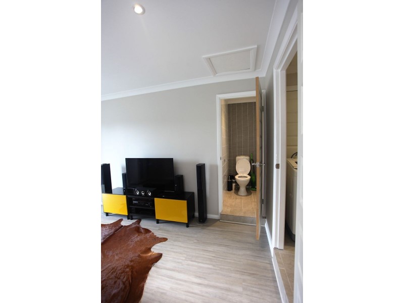 16 EDINBURGH CRES, St Andrews NSW 2566
