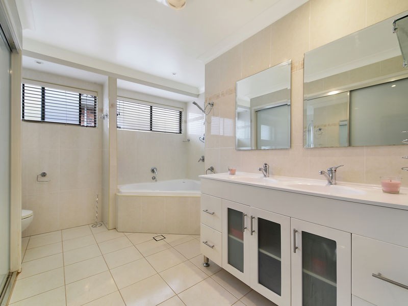 2 HEWITT PL, Minto NSW 2566