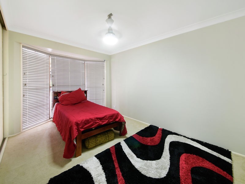 2 HEWITT PL, Minto NSW 2566
