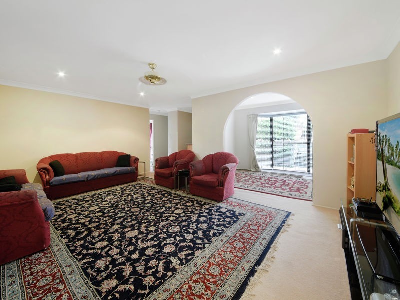 2 HEWITT PL, Minto NSW 2566
