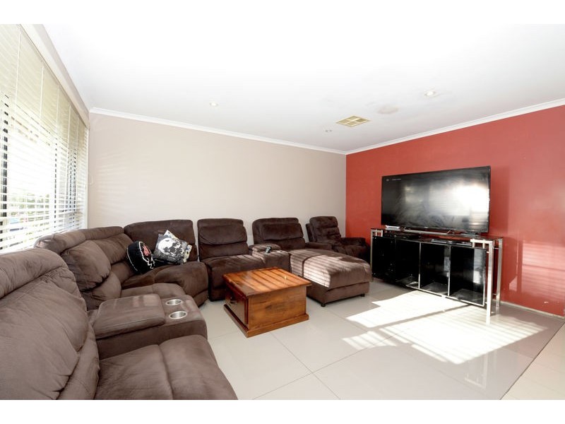 73 Lantana St, Macquarie Fields NSW 2564