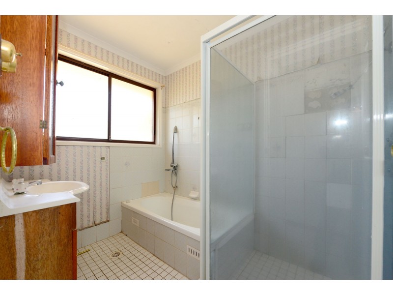 297 Copperfield Dr, Rosemeadow NSW 2560