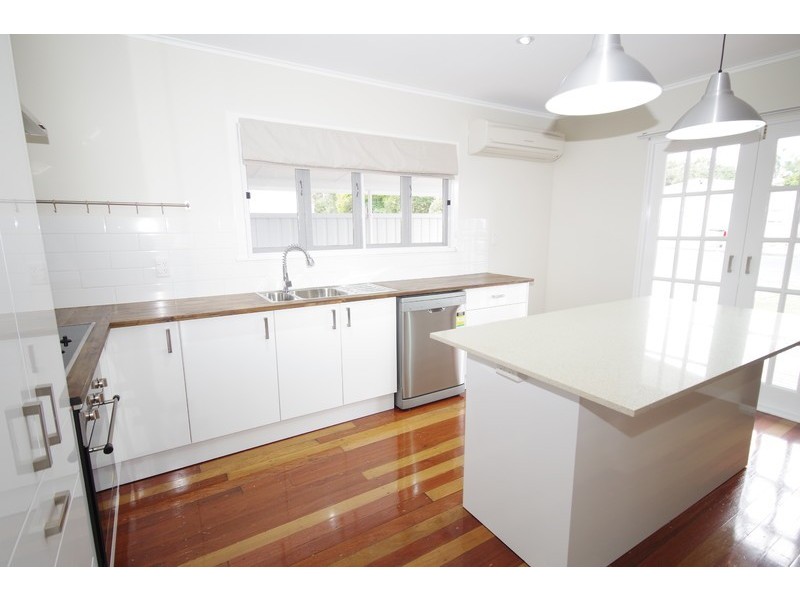 9 Heather Street, Silkstone QLD 4304