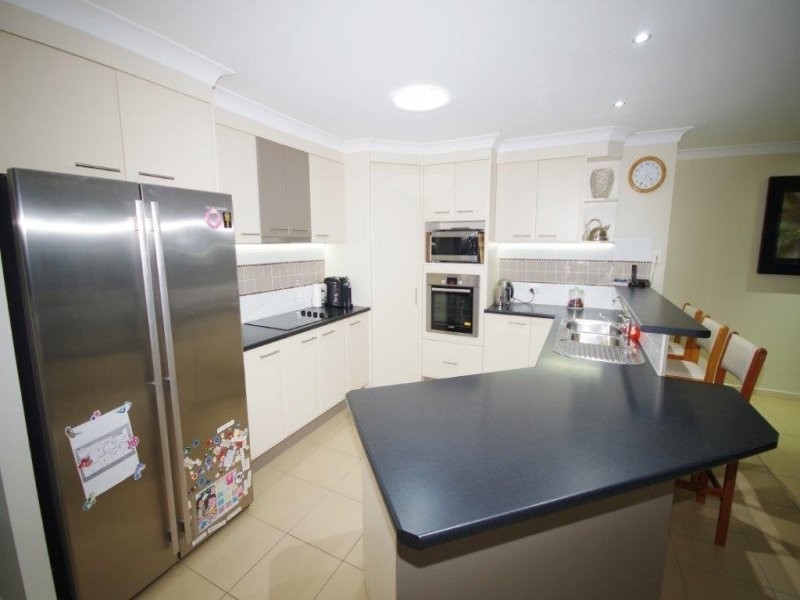 8 Dennis Close, Calamvale QLD 4116