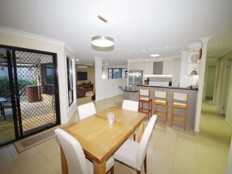 8 Dennis Close, Calamvale QLD 4116