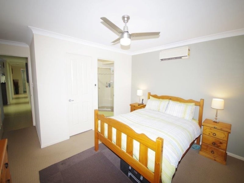 8 Dennis Close, Calamvale QLD 4116