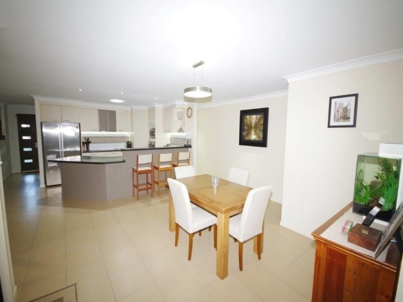 8 Dennis Close, Calamvale QLD 4116