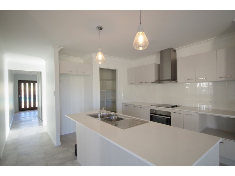 10 Oxenham Circuit, Augustine Heights QLD 4300