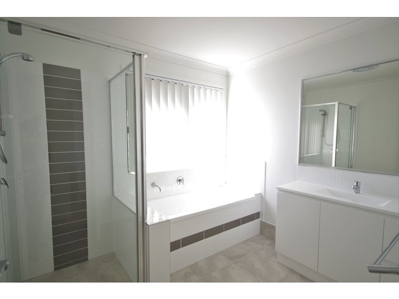 10 Oxenham Circuit, Augustine Heights QLD 4300