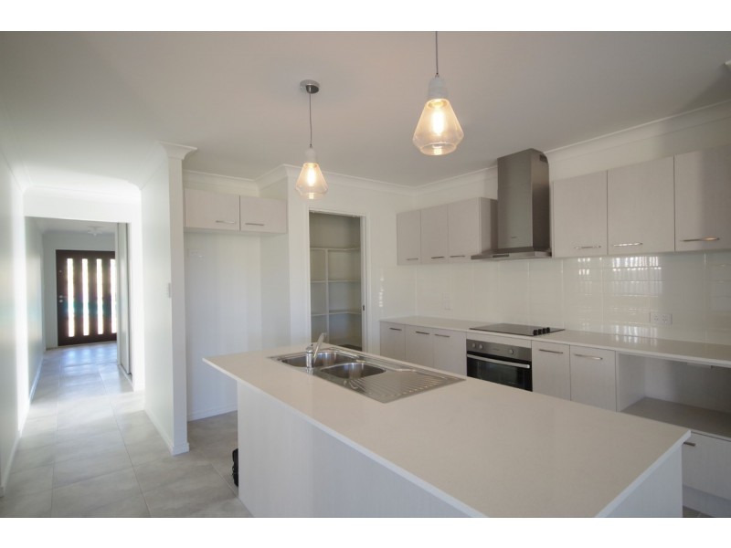 10 Oxenham Circuit, Augustine Heights QLD 4300