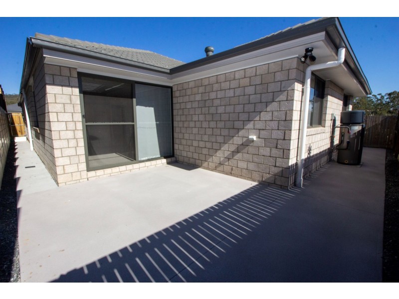 6 Cooper Way, Spring Mountain QLD 4124