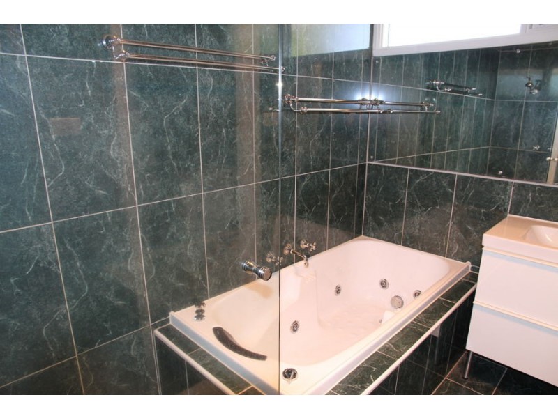 1 Sherwood Court, Doncaster East VIC 3109