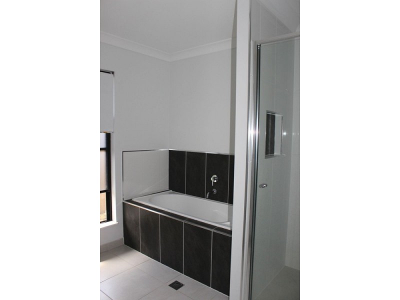 40 Phoenix Cr, Rural View QLD 4740