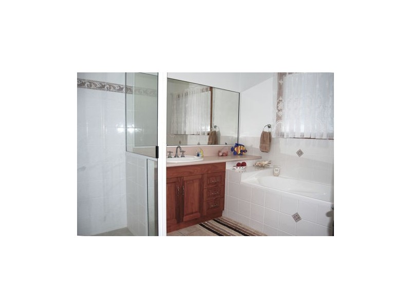13 Chelsea Cr, Glenella QLD 4740