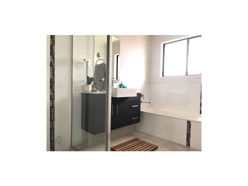 8 Glenoak Ave, Richmond QLD 4740