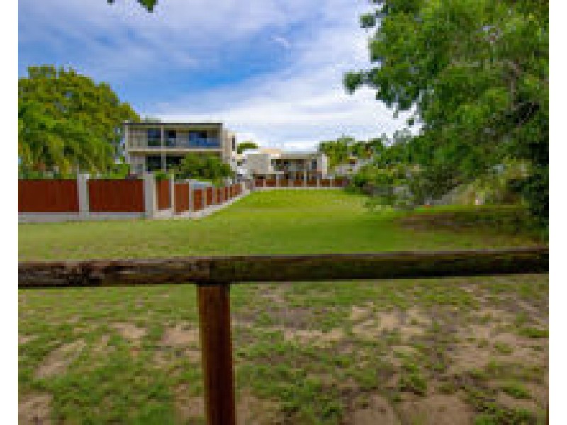 9 Pitt Street, Blacks Beach QLD 4740