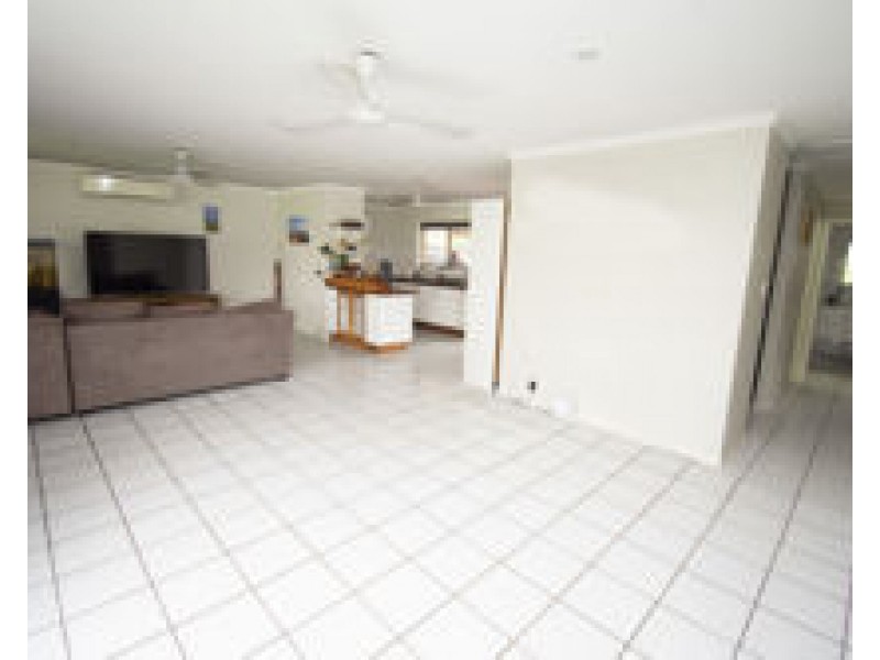 17 Edinburgh Place, Beaconsfield QLD 4740