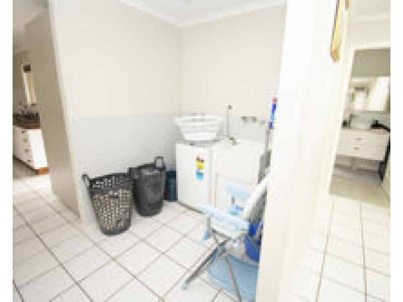 17 Edinburgh Place, Beaconsfield QLD 4740