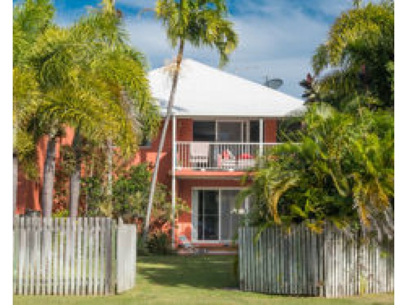 2 17 Beach Road, Dolphin Heads QLD 4740