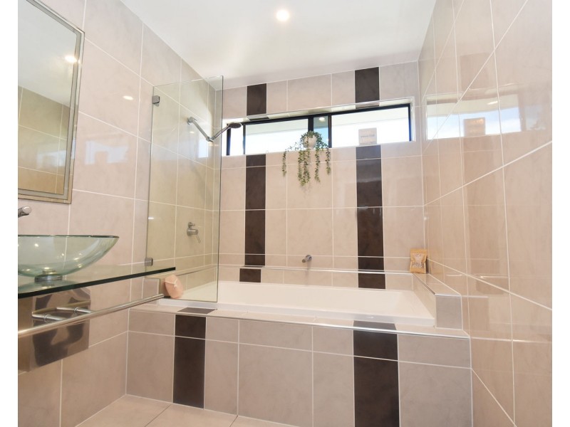11 Pitt Street, Blacks Beach QLD 4740
