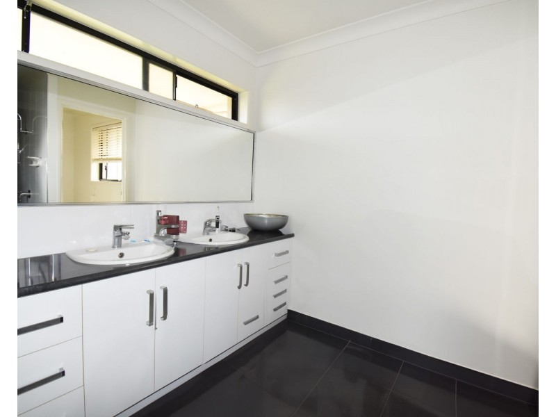 32 Churchill Avenue, Ooralea QLD 4740