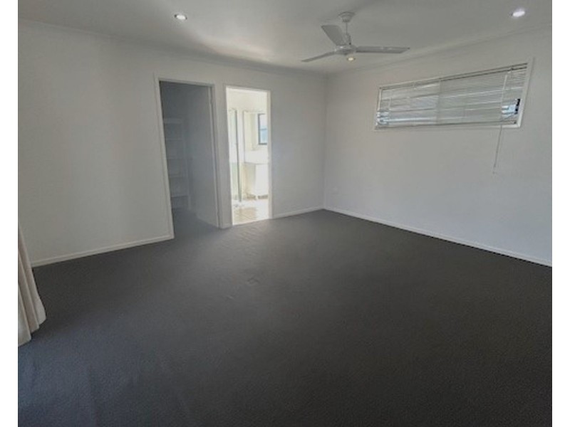 8 Montgomery Street, Rural View QLD 4740
