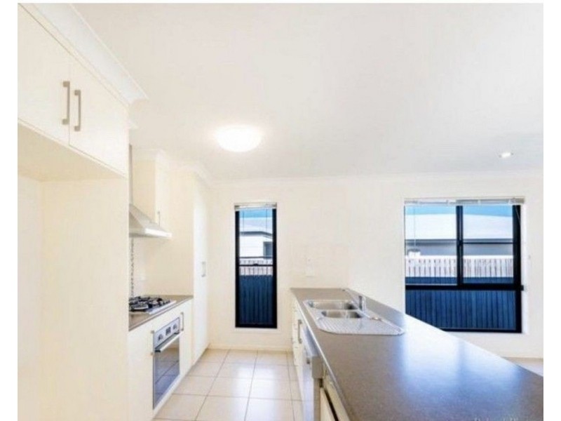 8 Montgomery Street, Rural View QLD 4740