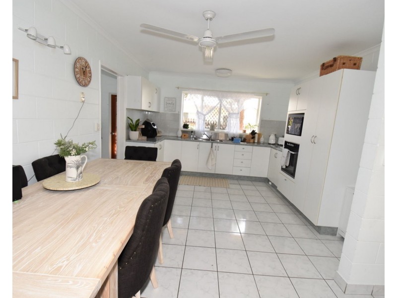 2/15 Keswick Ave, Slade Point QLD 4740