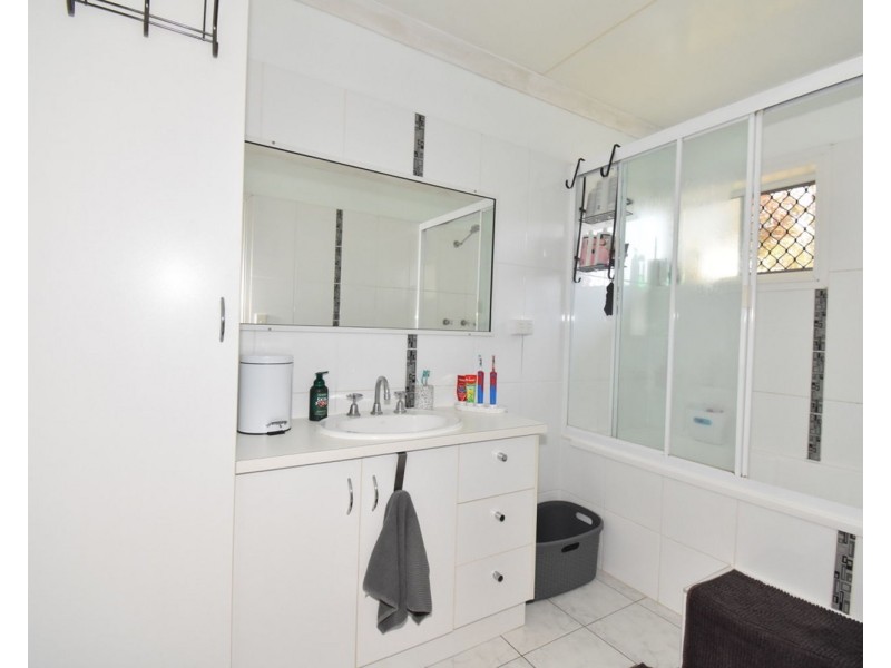 2/15 Keswick Ave, Slade Point QLD 4740
