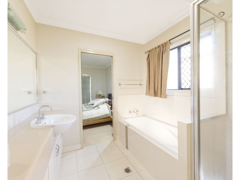 9 Hossack Court, Glenella QLD 4740