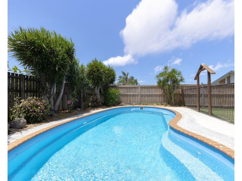 16 LOCHMABEN COURT, Beaconsfield QLD 4740