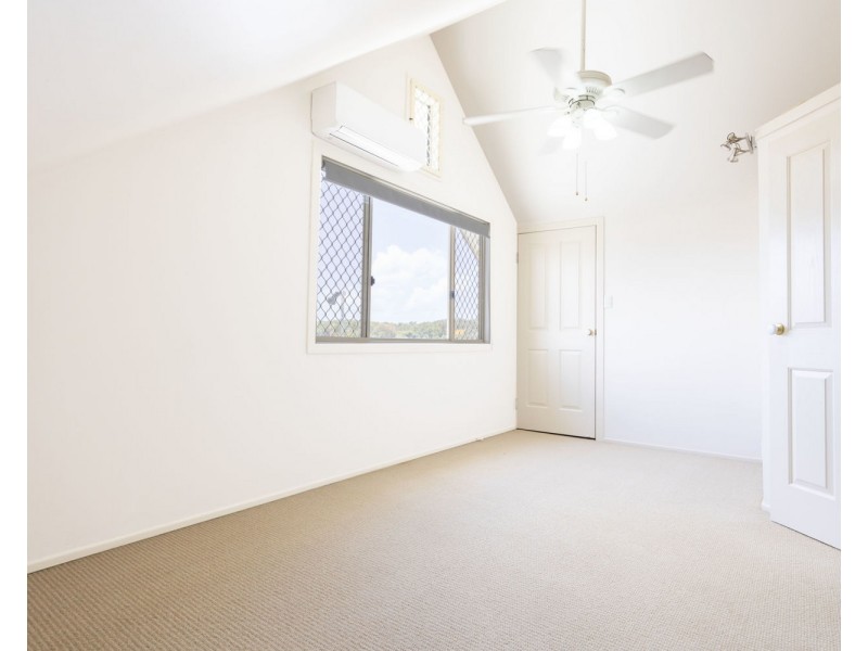 16 LOCHMABEN COURT, Beaconsfield QLD 4740