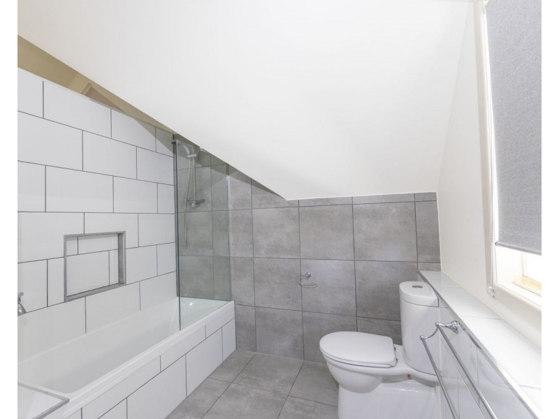 16 LOCHMABEN COURT, Beaconsfield QLD 4740