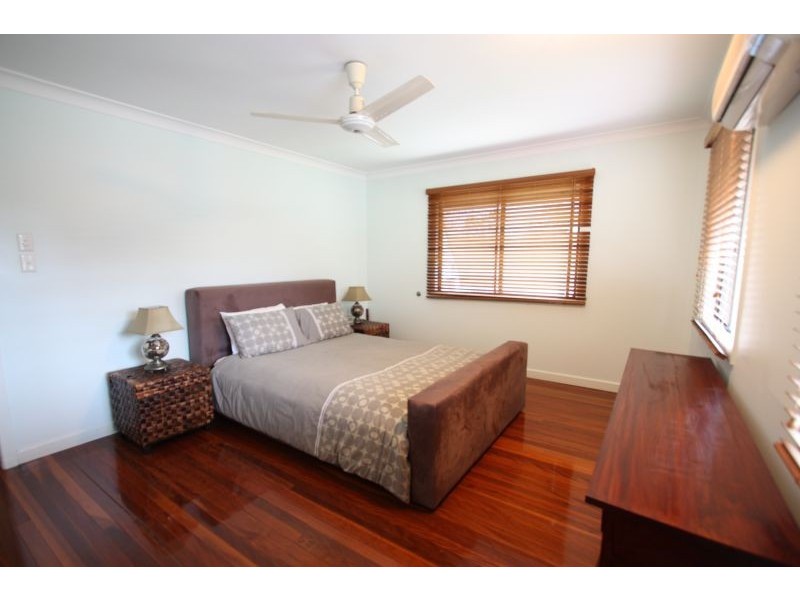 6 Rhyl St, Macgregor QLD 4109