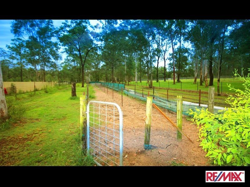 77 Smith Rd, Park Ridge South QLD 4125
