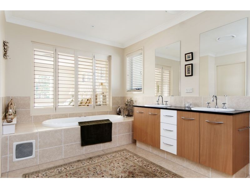 21 Fairway Ct, Mount Ommaney QLD 4074